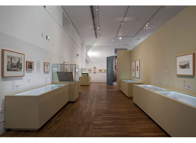 Imagen del montaje de la exposición Mirar la arquitectura: fotografía monumental en el siglo XIX