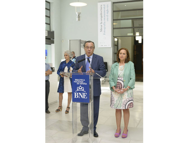 Imagen de la inauguración de la exposición Mirar la arquitectura: fotografía monumental en el siglo XIX