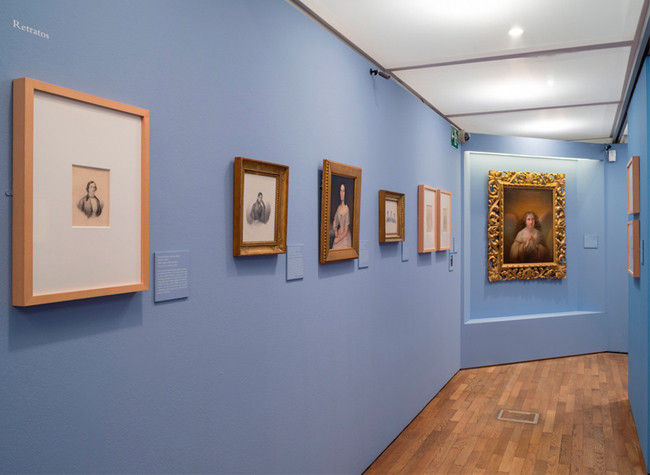 Imagen del montaje de la exposición de dibujos de Rosario Weiss