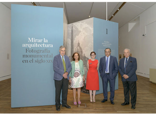 Imagen de la inauguración de la exposición Mirar la arquitectura: fotografía monumental en el siglo XIX