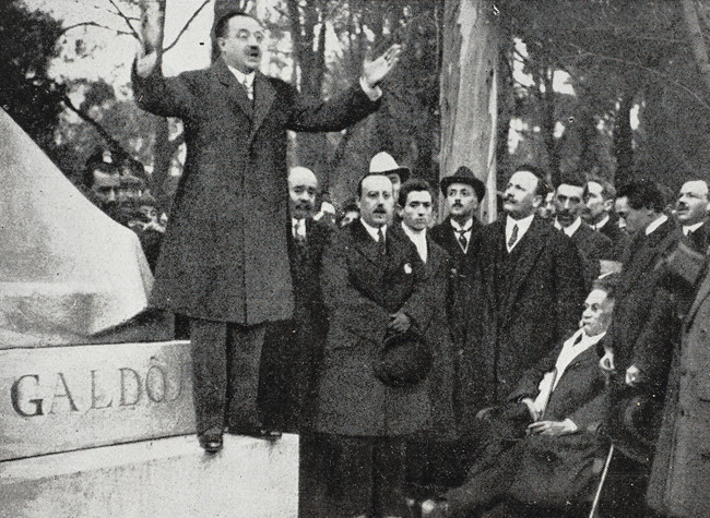 AHS/42955. Mundo gráfico: [revista popular ilustrada]. El alcalde de Madrid, Sr. Garrido Juaristi, dirigiendo la palabra al público en el acto de la inauguración del monumento