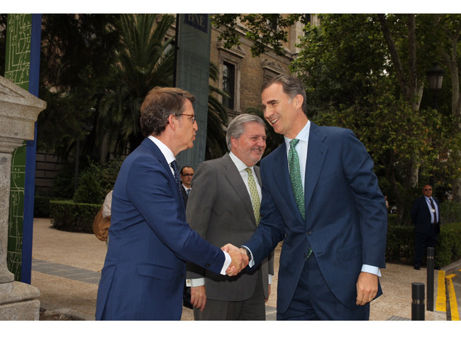 El rey Felipe VI saluda a Alberto Núñez Feijóo, presidente de la Xunta de Galicia