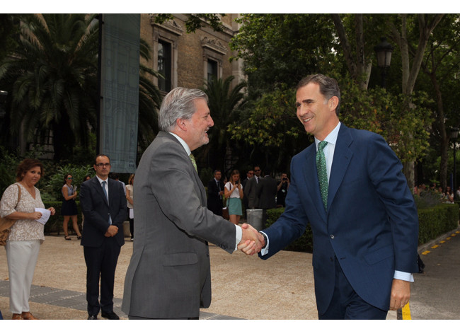 El rey Felipe VI saluda a Íñigo Méndez de Vigo, ministro de Educación, Cultura y Deporte en funciones