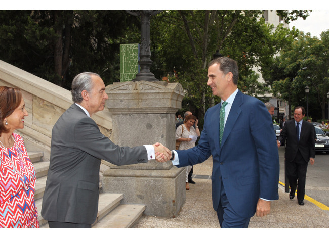 El rey Felipe VI saluda a Luis Alberto de Cuenca, presidente del Real Patronato de la Biblioteca Nacional de España