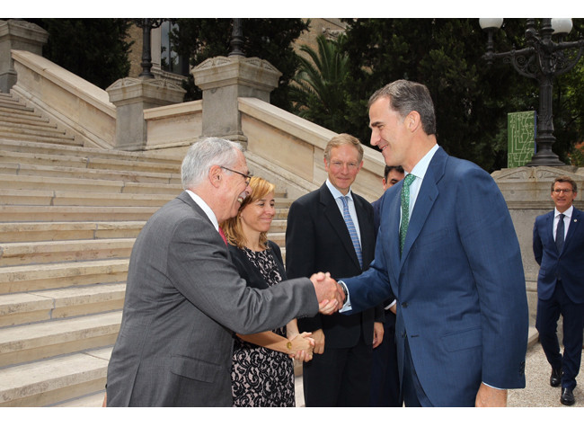 El rey Felipe VI saluda a Camilo José Cela Conde, hijo del premio Nobel y presidente de la Fundación Charo y Camilo José Cela