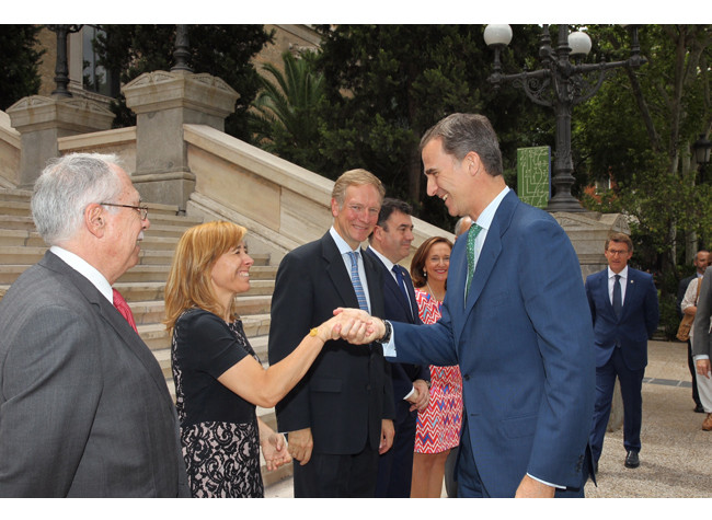 El rey Felipe VI saluda a Elvira Marco, directora general de Acción Cultural Española