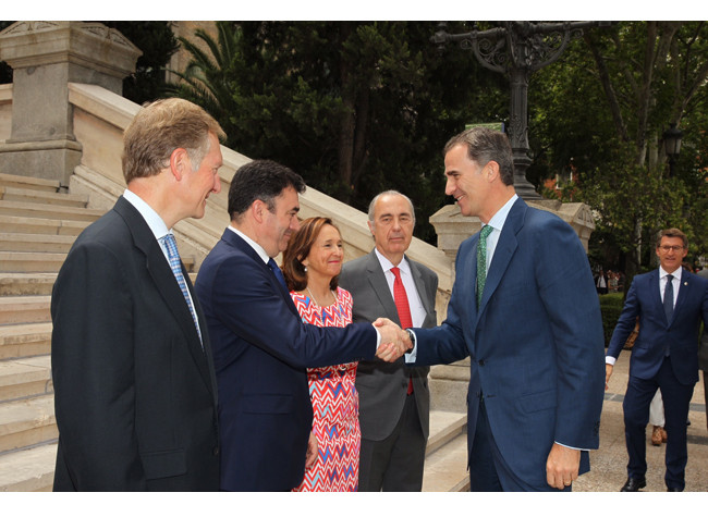 El rey Felipe VI saluda a Román Rodríguez, presidente de la Fundación Pública Gallega Camilo José Cela y consejero de Cultura, Educación y Ordenación Universitaria de la Xunta de Galicia