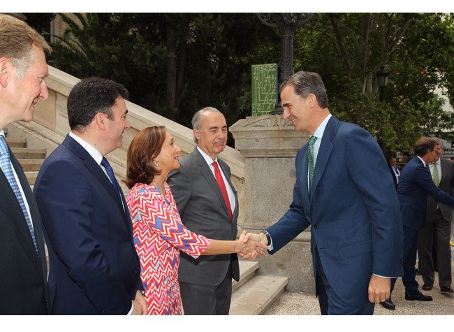 El rey Felipe VI saluda a Ana Santos, directora de la Biblioteca Nacional