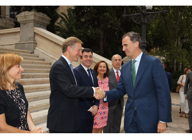 El rey Felipe VI saluda a Miguel Ángel Recio, presidente de Acción Cultural Española (AC/E)