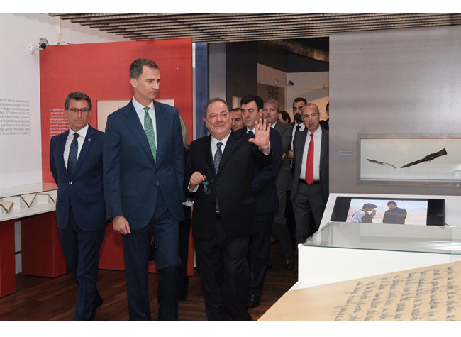 El rey Felipe VI atiende a las explicaciones de Adolfo Sotelo, comisario de la exposición