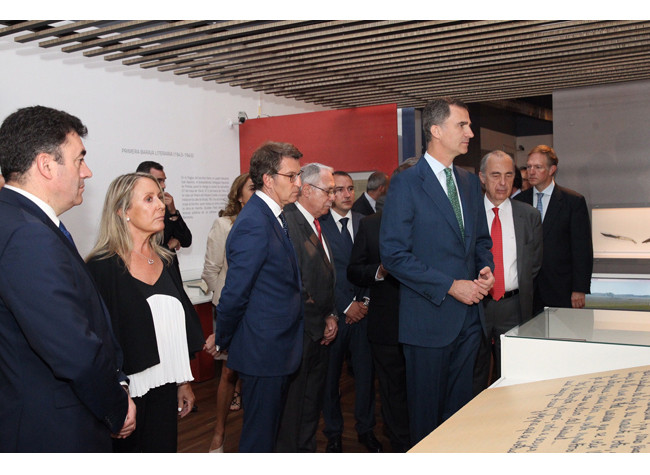 El rey Felipe VI durante su recorrido, contempla las piezas de la exposición
