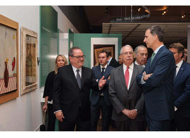 Adolfo Sotelo, comisario de la exposición, muestra las pinturas exhibidas