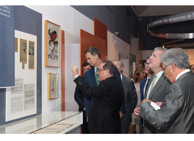 El rey Felipe VI atiende a las explicaciones del comisario de la exposición, Adolfo Sotelo