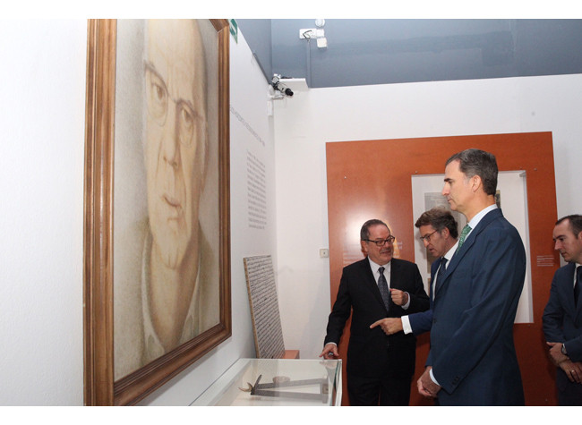 El rey Felipe VI observa un retrato de Camilo José Cela, obra del pintor John Ulbricht