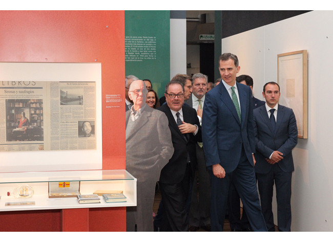 El rey Felipe VI durante su recorrido por la exposición