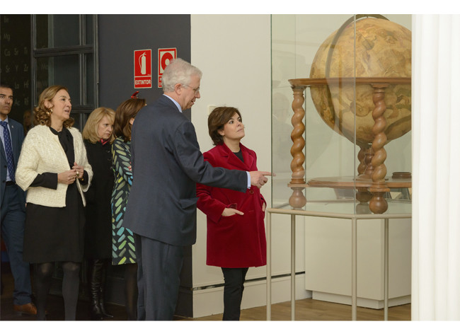 El comisario de Cosmos, José Manuel Sánchez Ron, recorrió la muestra junto a la vicepresidenta del Gobierno, Soraya Sáenz de Santamaría.