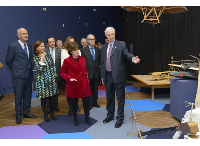 a vicepresidenta del Gobierno, Soraya Sáenz de Santamaría, el secretario de Estado de Cultura, Fernando Benzo, el presidente del Real Patronato de la BNE, Luis Alberto de Cuenca, la directora de la BNE, Ana Santos Aramburo y el presidente de COVAP, Ricardo Delgado Vizcaíno en la inauguración
