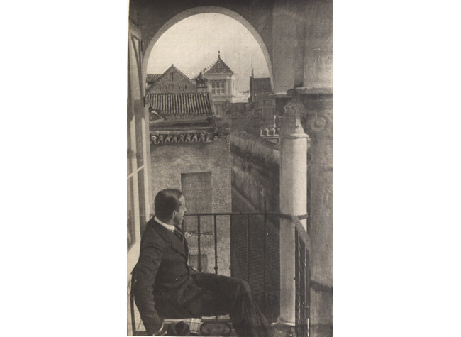 Alfonso XIII  asomado en las Hospederías del Barrio de Santa Cruz, c. 1921. Colección Museo del Romanticismo. MNR CE36825
