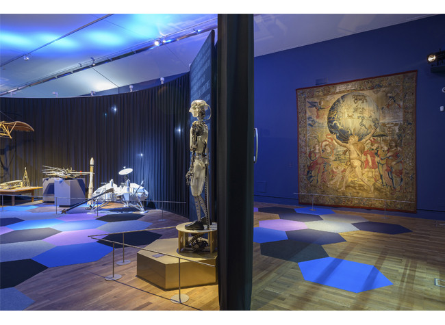 Imagen del montaje de la exposición de Cosmos
