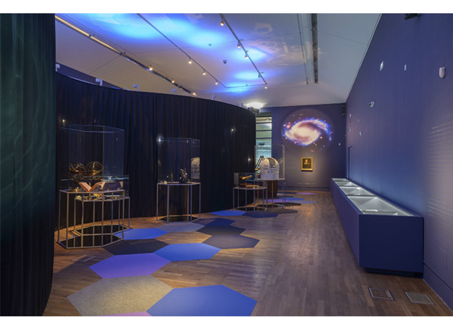 Imagen del montaje de la exposición de Cosmos