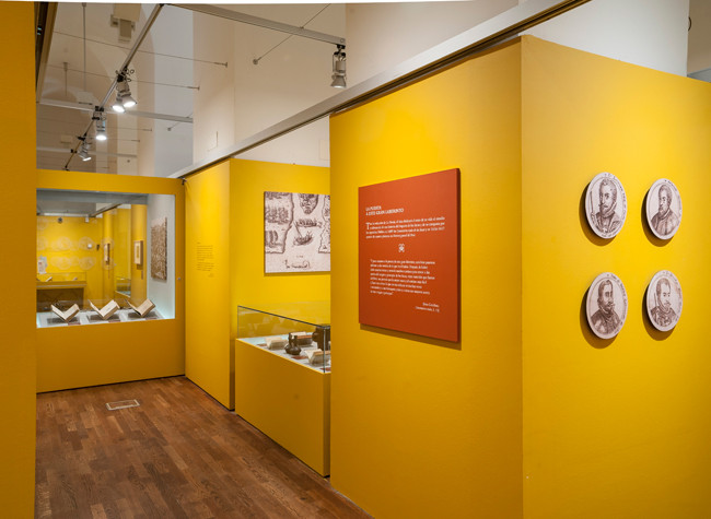 Sala de la exposición de La Biblioteca del Inca Garcilaso de la Vega (1616-2016)