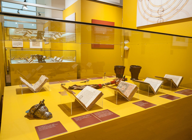Sala de la exposición de La Biblioteca del Inca Garcilaso de la Vega (1616-2016)
