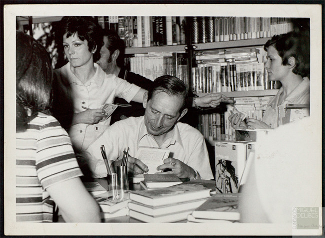 Delibes firmando libros en la Feria del Libro
