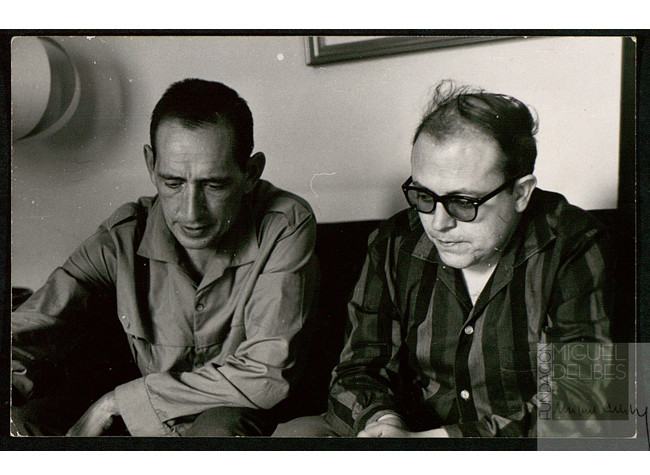 Miguel Delibes junto al escritor José Jiménez Lozano
