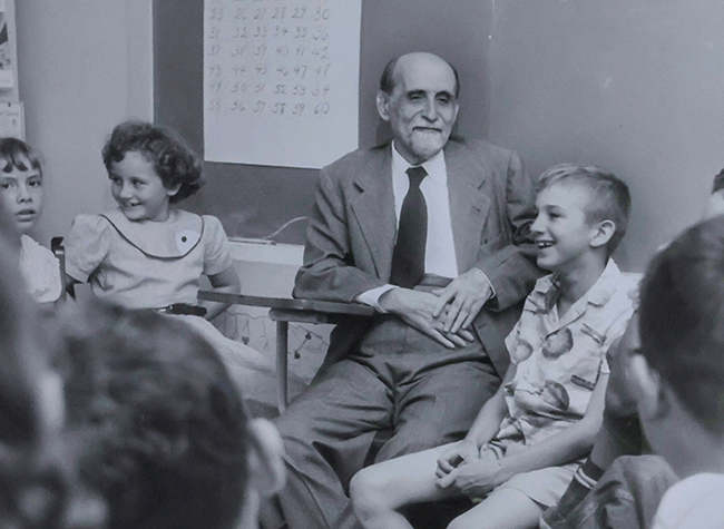 Juan Ramón Jiménez sentado con niños de la Escuela Elemental de la UPR, 28 de noviembre de 1952, Universidad de Puerto Rico.
