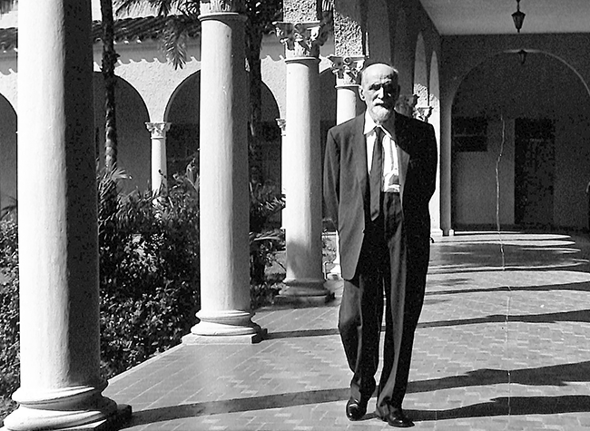 Juan Ramón Jiménez caminando por los pasillos de la Facultad de Humanidades, 1957, Universidad de Puerto Rico