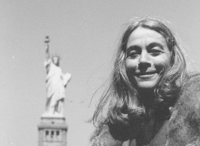 Carmen Martín Gaite visita la Estatua de la Libertad. Abril de 1979. Archivo Carmen Martín Gaite (JCYL)