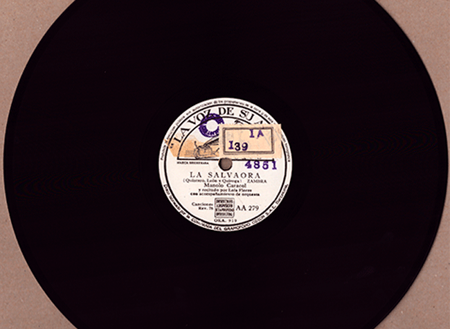 La Salvaora : zambra compuesta por Quintero, León y Quiroga. Disco de 78 rpm fabricado en Barcelona por la Compañía del Gramofono Odeon, 1946. Interpretado por Manolo Caracol y recitado por Lola Flores. BNE, Ds/139/1
