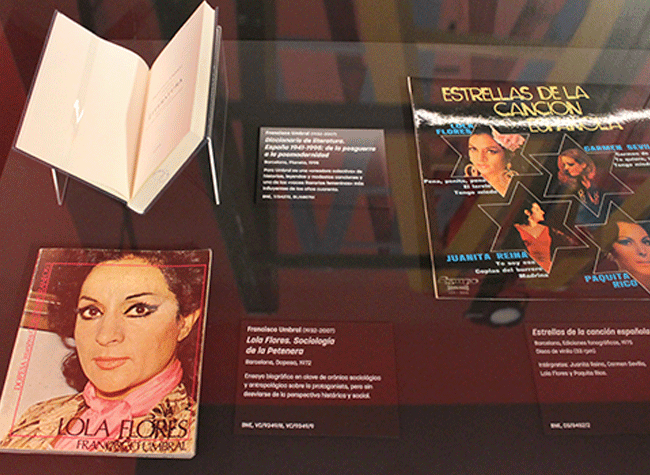 Montaje de la exposición Si me queréis, ¡venirse! Lola Flores en la Biblioteca Nacional de España
