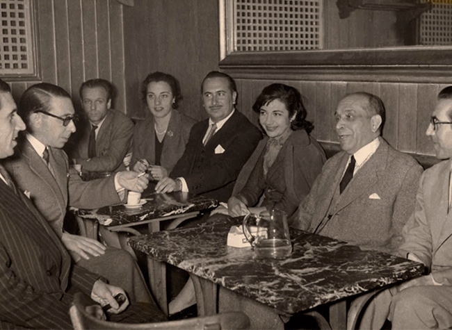 Café Gijón 1954. Gonzalo Torrente Ballester con, entre otros, Ana María Matute (tercera por la derecha)