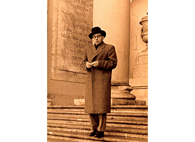 Gonzalo Torrente Ballester posando en las escaleras del Museo del Prado
