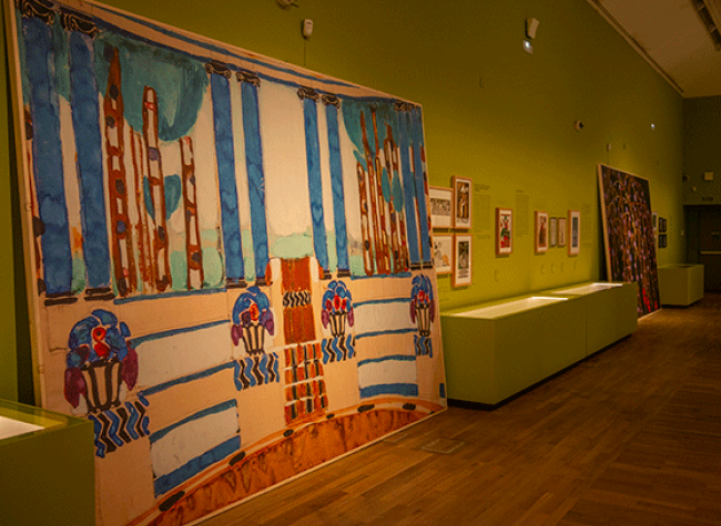 Montaje de la exposición de María Lejárraga