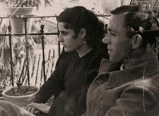 Fotografía de Josefina Manresa y Miguel Hernández en Jaén, primavera 1937. Instituto de Estudios Giennenses. Diputación de Jaén. Legado Miguel Hernández