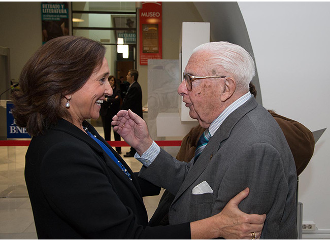 Ana Santos, directora de la BNE, y Miguel Cruz Hernández, Director General de Cultura que entregó el Premio Cervantes en su primera edición. Inauguración de la exposición Retrato y literatura. Los retratos de los Premios Cervantes de la BNE, 12/11/2014