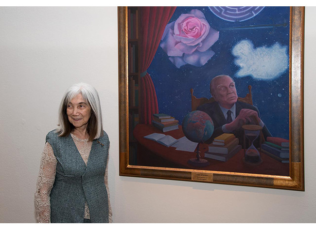 María Kodama, viuda de Jorge Luis Borges, ante el retrato del autor, obra del artista Dis Berlín. Inauguración de la exposición Retrato y literatura. Los retratos de los Premios Cervantes de la BNE, 12/11/2014
