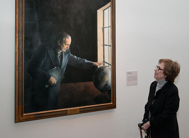 Victoria Rodríguez, viuda de Buero Vallejo, ante el retrato del autor, obra del artista Alfonso Galván. Inauguración de la exposición Retrato y literatura. Los retratos de los Premios Cervantes de la BNE, 12/11/2014