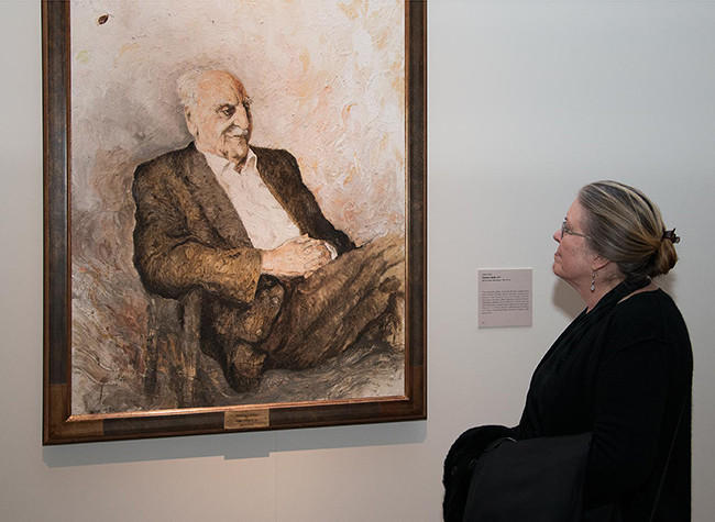 Carolyn Richmond, viuda de Francisco Ayala, ante el retrato del autor, obra del artista Juan Vida. Inauguración de la exposición Retrato y literatura. Los retratos de los Premios Cervantes de la BNE, 12/11/2014