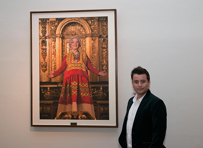Alan Flores, autor del retrato de Elena Poniatowska. Inauguración de la exposición Retrato y literatura. Los retratos de los Premios Cervantes de la BNE, 12/11/2014