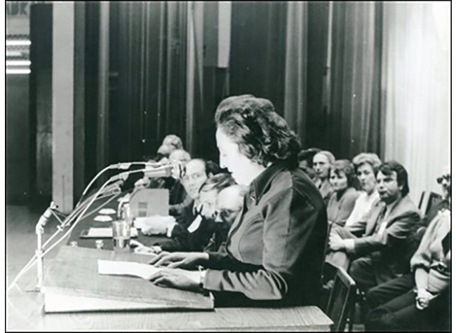 Josefina Samper se dirige al público en un mitin de solidaridad con los presos del Proceso 1001, en la sala de la Mutualité París, 25 de febrero de 1973. Fundación 1º de Mayo. JL 1/4