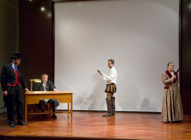 Representación de los personajes de Barbieri, Goya, Cervantes y Felipe V en la obra de teatro El libro infinito