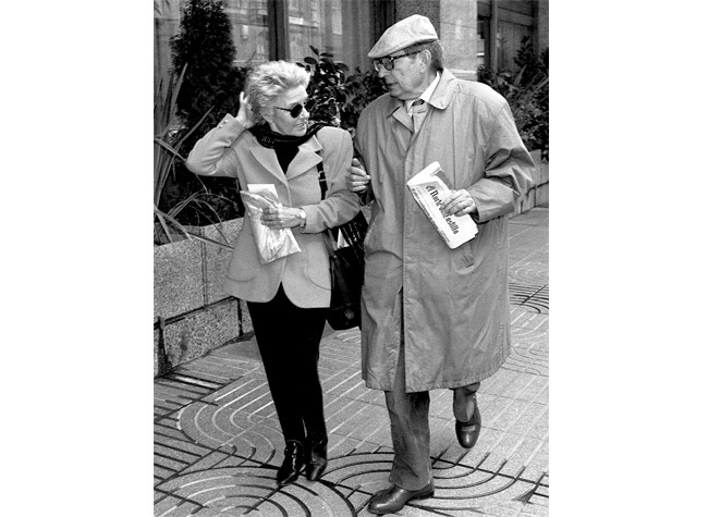 Miguel Delibes y Lola Herrera paseando por las calles de Valladolid