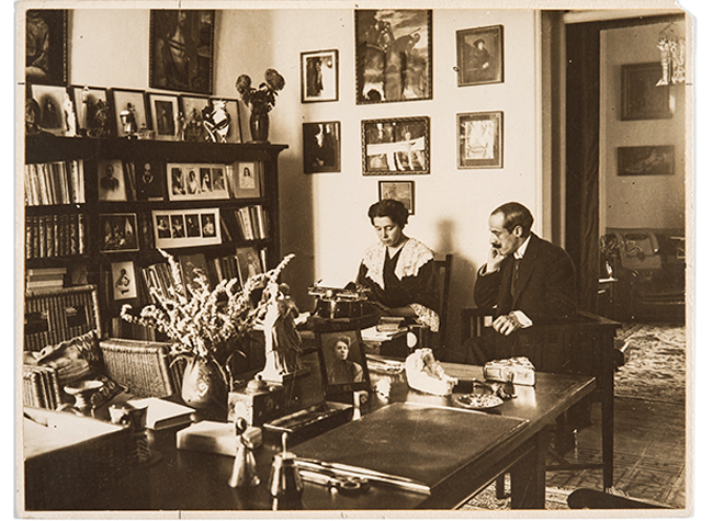 María Lejárraga escribiendo junto a Gregorio Martínez Sierra en el despacho de su domicilio de la calle Zurbano en Madrid, 1907. Archivo María Lejárraga