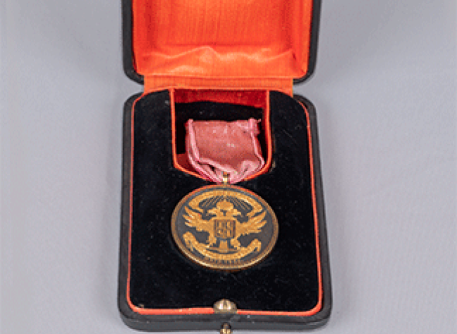 Medalla pendiente de cinta, de las Logias Caridad y Esperanza (Ayuntamiento de Salamanca. Legado Tomás Bretón)