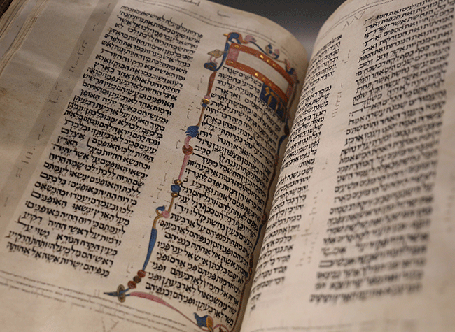 Montaje de la exposición El papiro de Ezequiel. La historia del códice P967