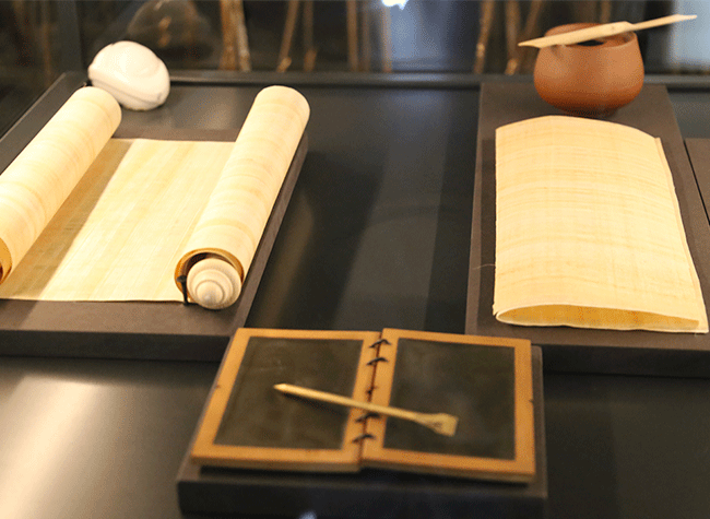Montaje de la exposición El papiro de Ezequiel. La historia del códice P967