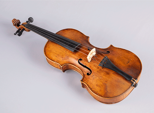 Violín de adolescente (Ayuntamiento de Salamanca. Legado Tomás Bretón)